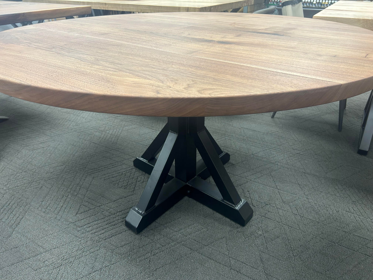 Mesa de comedor redonda de nogal de 54” con borde biselado