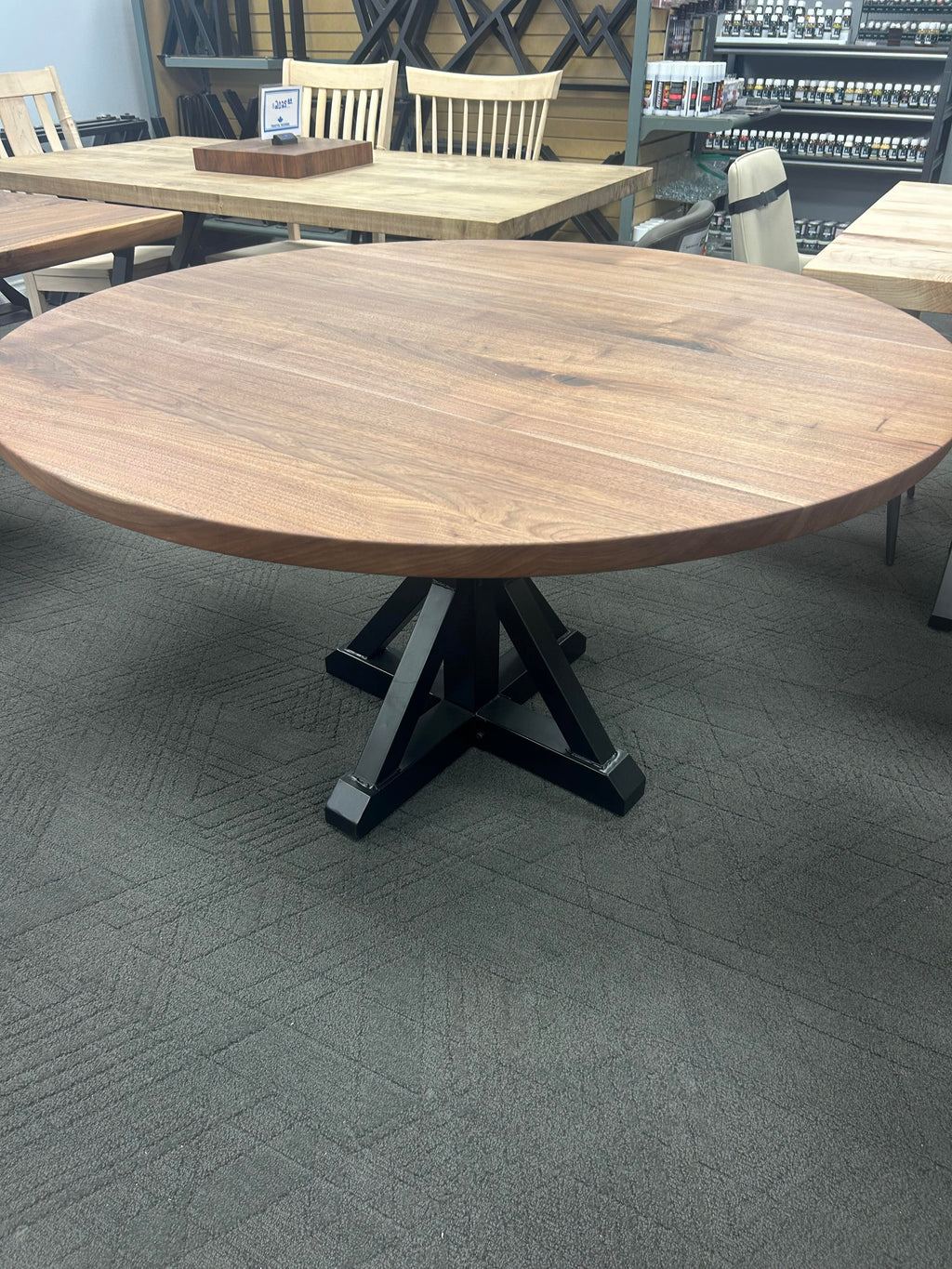 Table à manger ronde en noyer de 54 po avec bord biseauté