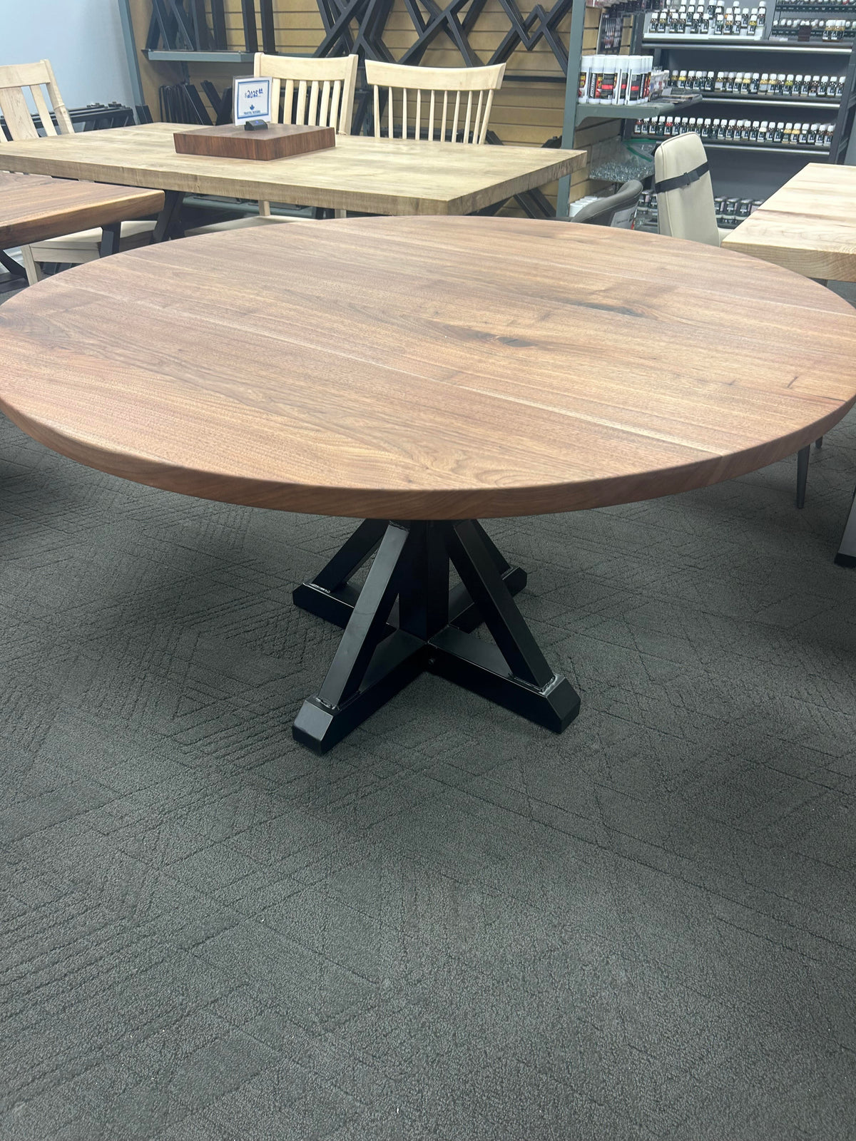Mesa de comedor redonda de nogal de 54” con borde biselado