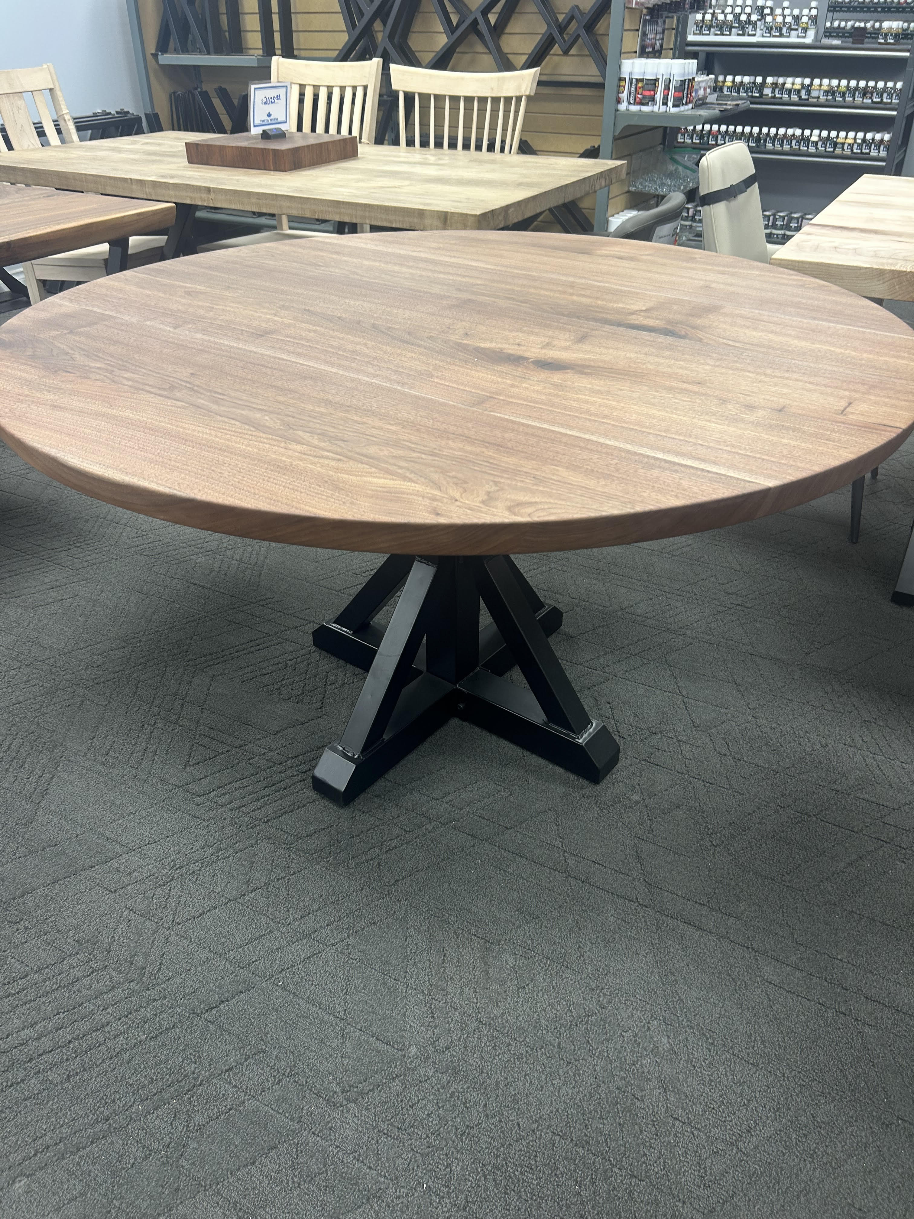 Table à manger ronde en noyer de 54 po avec bord biseauté