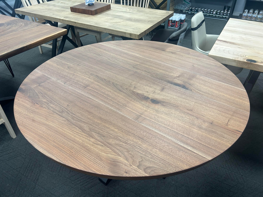 Table à manger ronde en noyer de 54 po avec bord biseauté