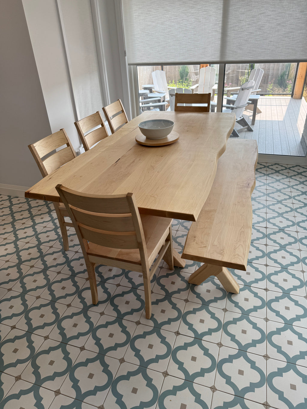 Mesa de comedor rectangular de madera de arce macizo transparente hecha a medida