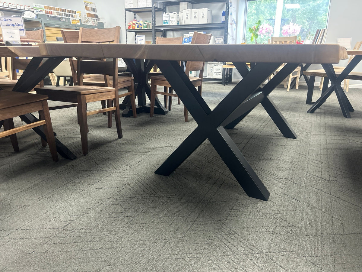 Table à manger en noyer massif « Live Edge » de 96 po L x 44 po l
