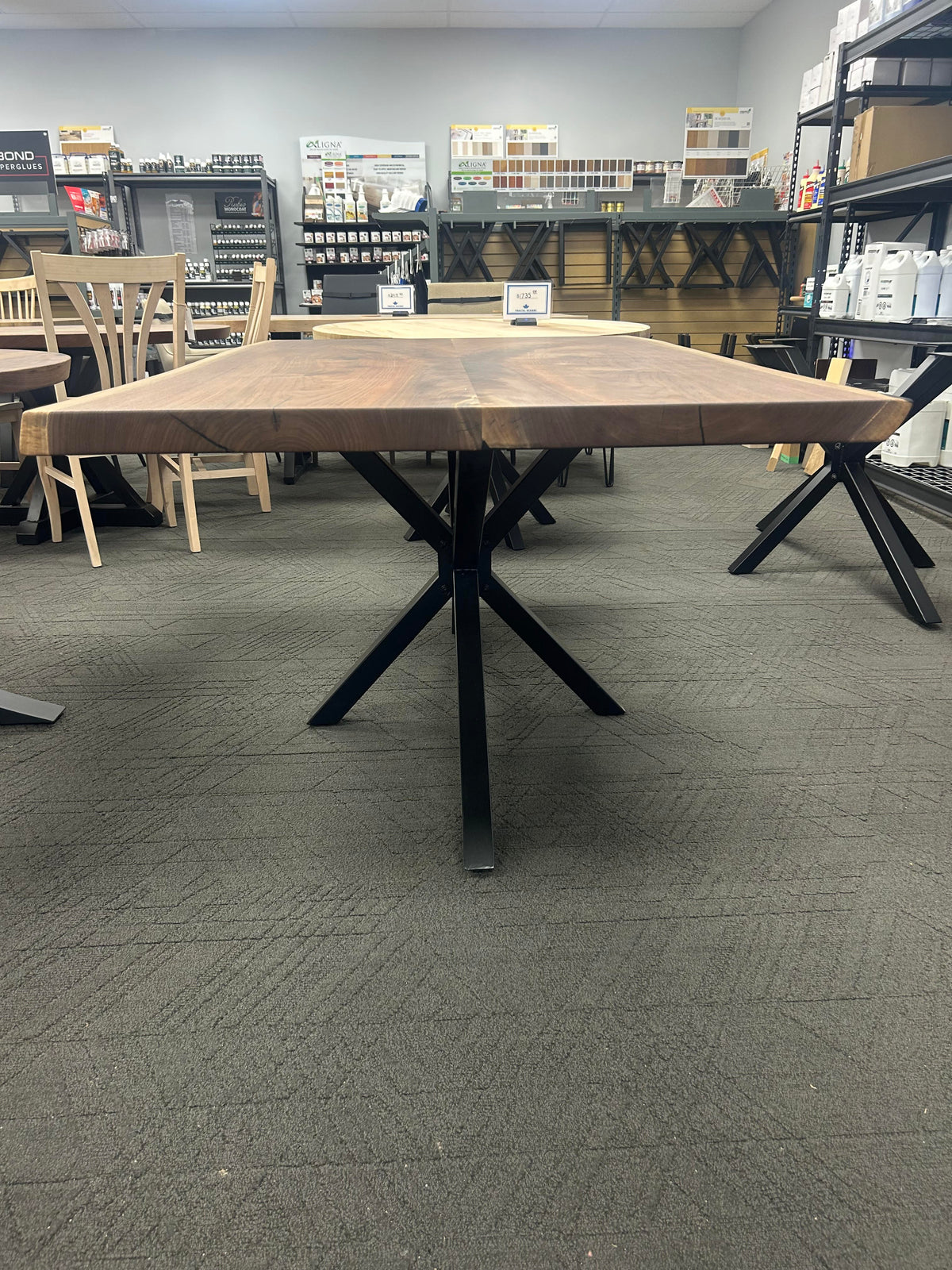 Table à manger en noyer massif bords bruts 66L 40W