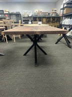Table à manger en noyer massif bords bruts 66L 40W