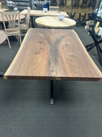 Table à manger en noyer massif bords bruts 66L 40W