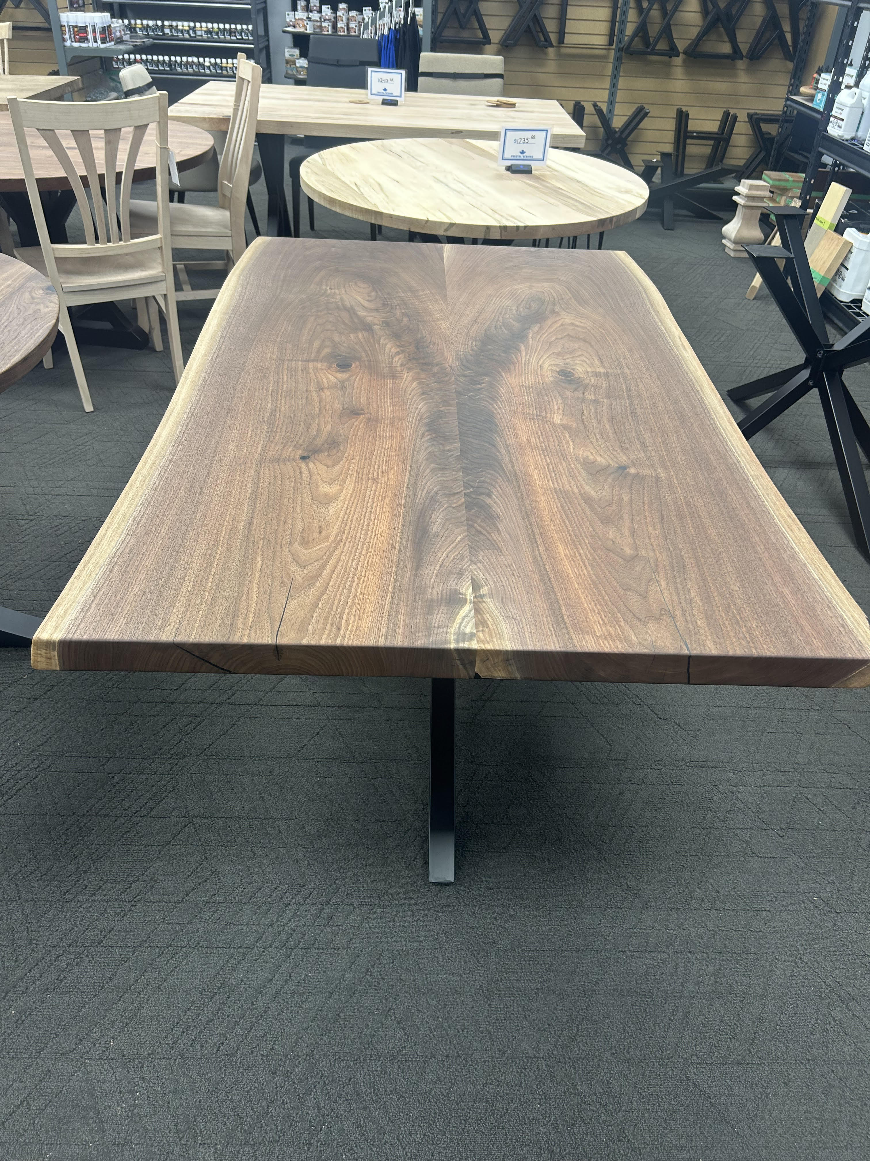 Table à manger en noyer massif bords bruts 66L 40W