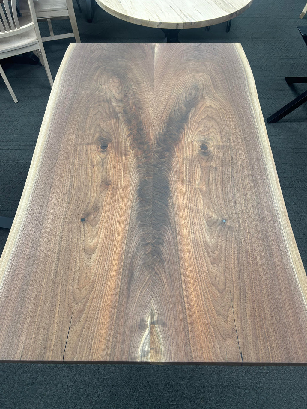 Table à manger en noyer massif bords bruts 66L 40W