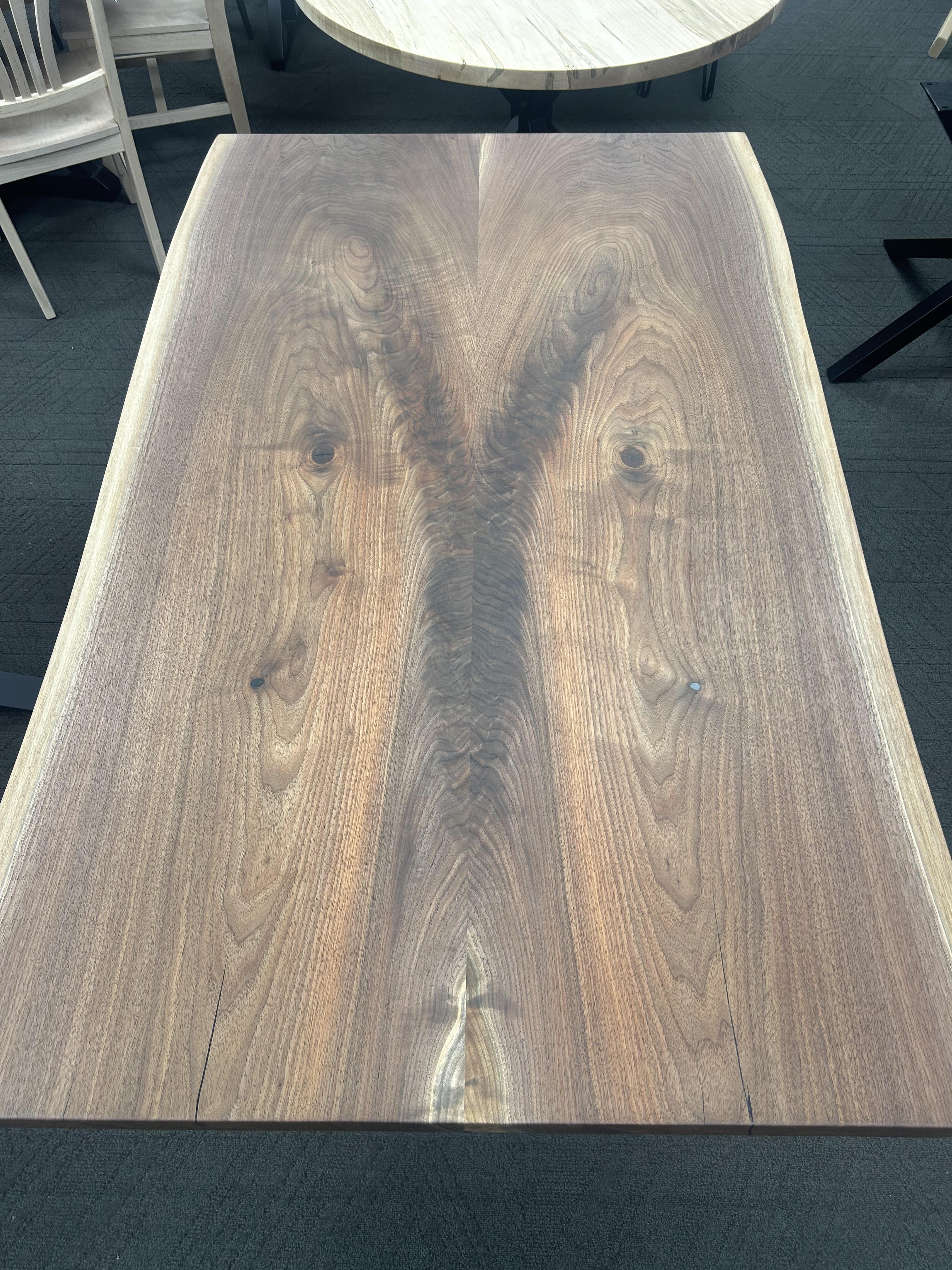 Table à manger en noyer massif bords bruts 66L 40W