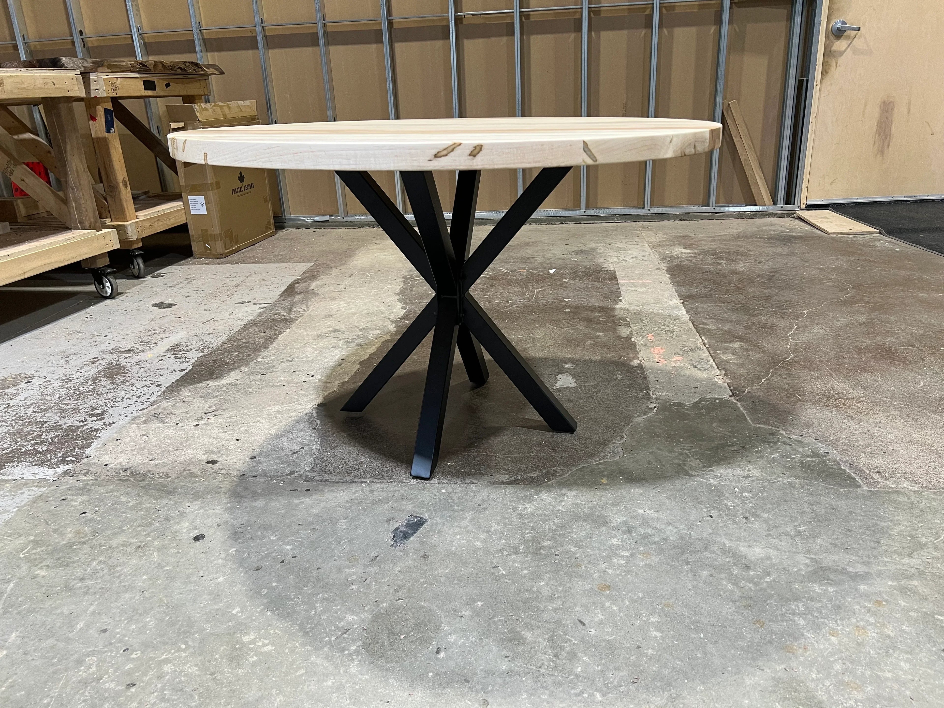 Table à manger ronde en érable vermoulu 48"
