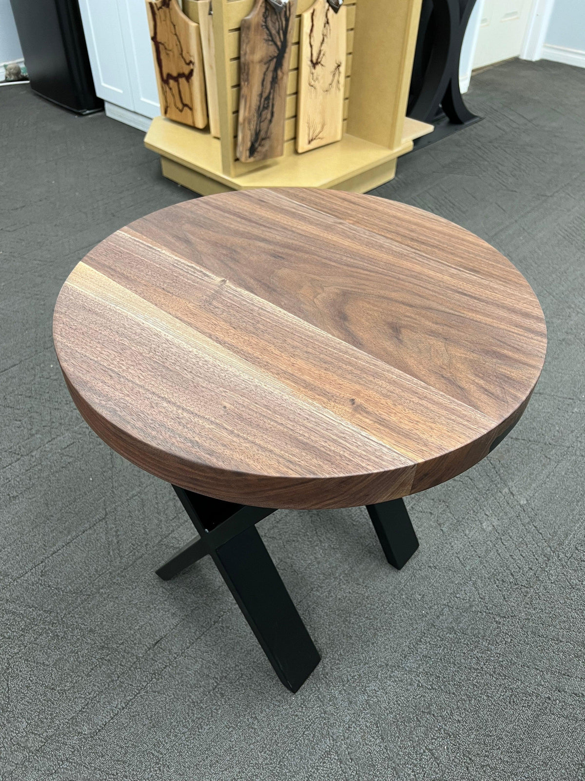 Table d'appoint ronde en noyer de 23 pouces