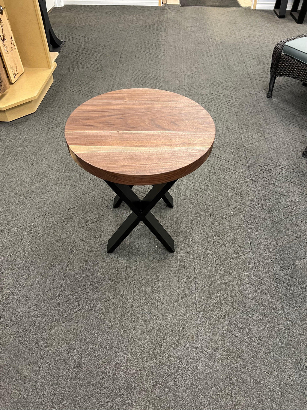 Table d'appoint ronde en noyer de 23 pouces