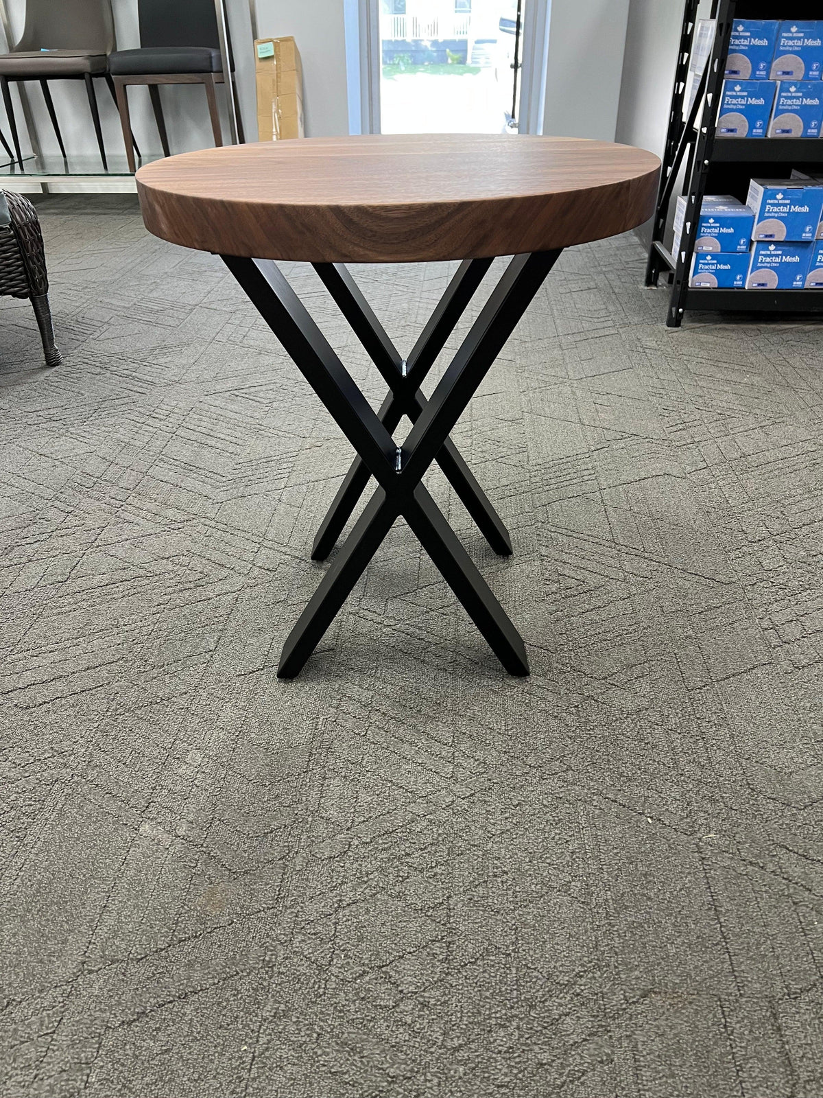 Table d'appoint ronde en noyer de 23 pouces